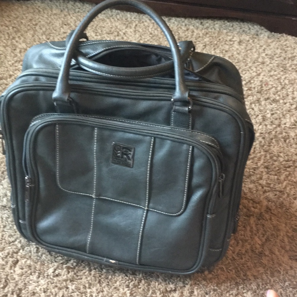 Kenneth Cole Reaction gray roller bag